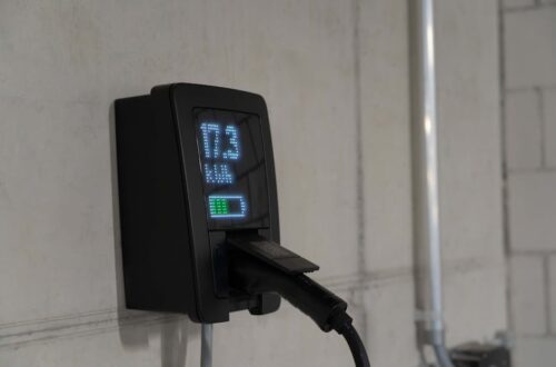 Een technicus die onderhoud uitvoert aan een thuisbatterij in een moderne woning voor optimale prestaties.