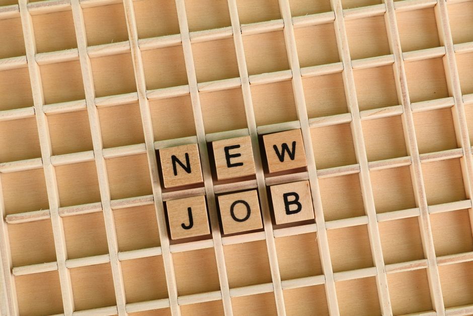 Een werkzoekende die online vacatures doorzoekt op een betrouwbaar platform met een laptop.