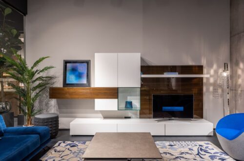 Moderne woonkamer met een zwevend en een staand TV-meubel, perfect voor het organiseren van audioapparatuur.