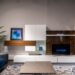Moderne woonkamer met een zwevend en een staand TV-meubel, perfect voor het organiseren van audioapparatuur.