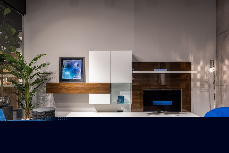 Moderne woonkamer met een zwevend en een staand TV-meubel, perfect voor het organiseren van audioapparatuur.
